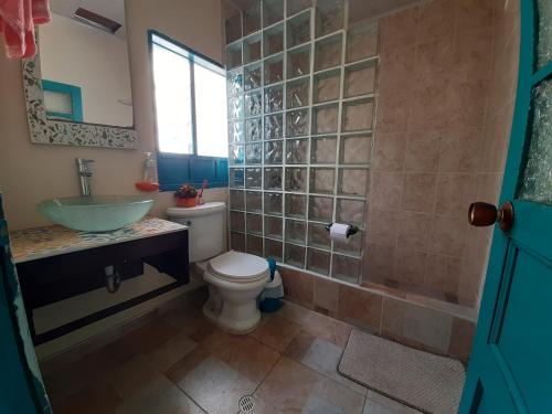 Phòng tắm tại Hostal Casa del Arbol