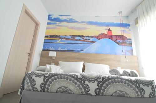 Schlafzimmer mit einem Bett mit Wandgemälde in der Unterkunft Casa Corvaja in Taormina