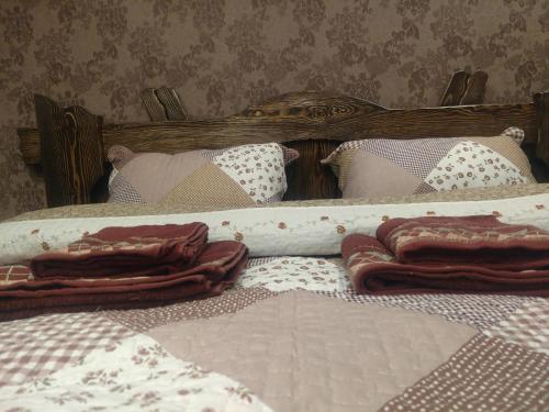 リヴィウにあるMagnificent apartment in Central Lvivのベッド(毛布、枕付)