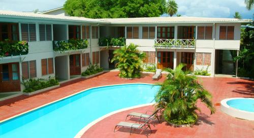 uma piscina em frente a uma casa em Hexagon International Hotel, Villas & Spa em Nadi