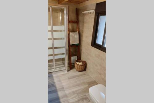 El BarracoにあるCasa en La Rinconadaのバスルーム(トイレ、ガラス張りのシャワー付)