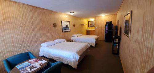 Un pat sau paturi într-o cameră la Highport INN