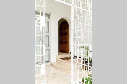 Φωτογραφία από το άλμπουμ του Choose To Be Happy at Surbiton Square - Two Bedroom Townhouse στο Κίνγκστον