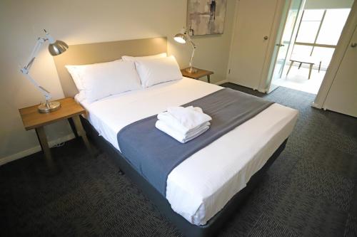 Ένα ή περισσότερα κρεβάτια σε δωμάτιο στο Eastend Studio Apartments