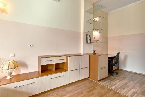 a room with a desk with a lamp and a chair at Студія з видом на Майдан Незалежності in Kyiv