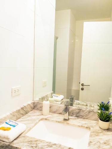 a bathroom with a sink and a large mirror at Departamento de playa - Condominio OCEAN REEF - SAN BARTOLO in San Bartolo