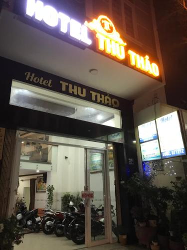藩郎的住宿－Khách sạn Thu Thảo，一辆摩托车停在酒店前面的酒店