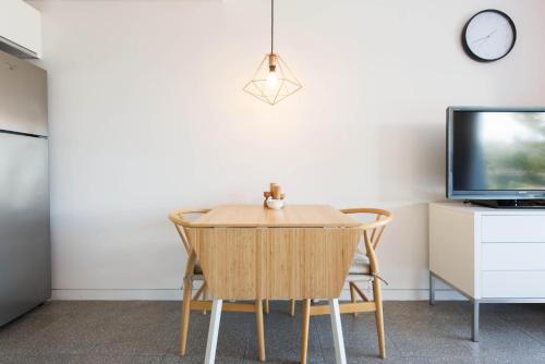 Una televisión o centro de entretenimiento en Scandi Beach apartment