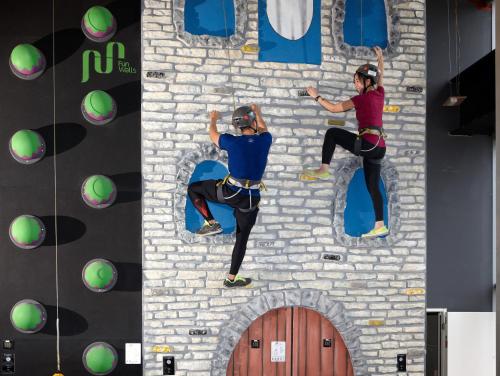two people on a wall in front of a building at Discovery Hotel in Magong
