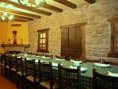 Apartamentos Rurales Kastonea tesisinde bir restoran veya yemek mekanı