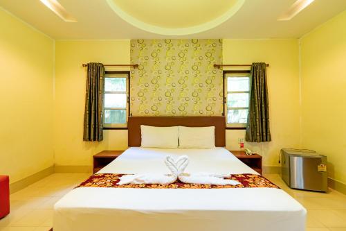 Un pat sau paturi într-o cameră la Ban Suan Chomdao Resort
