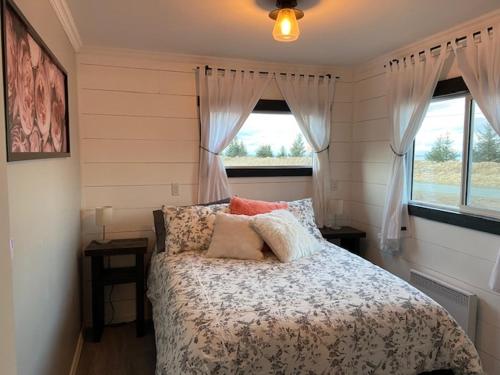 Кровать или кровати в номере Sunrise Cabin private beach front accommodation