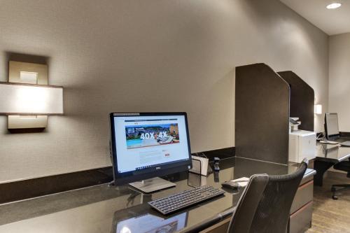 an office with a computer on a desk at Staybridge Suites Missoula by IHG in Missoula
