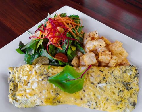 イスラ・ムヘーレスにあるLotus Beach Hotel - Adults Onlyのオムレツとサラダが添えられた料理