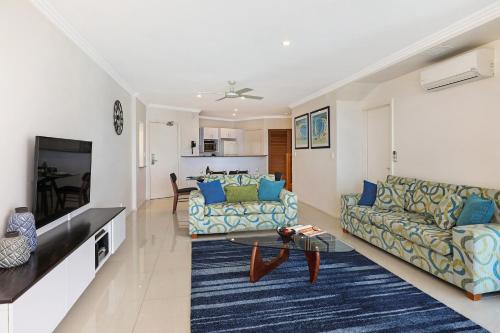 Una televisión o centro de entretenimiento en Watermark Resort Caloundra