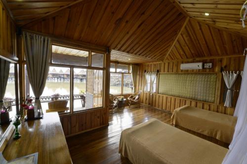 Ein Sitzbereich in der Unterkunft Shwe Inn Tha Floating Resort
