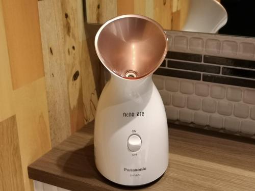 a white blender sitting on a counter at Guesthouse Kobe Nadeshikoya in Kobe