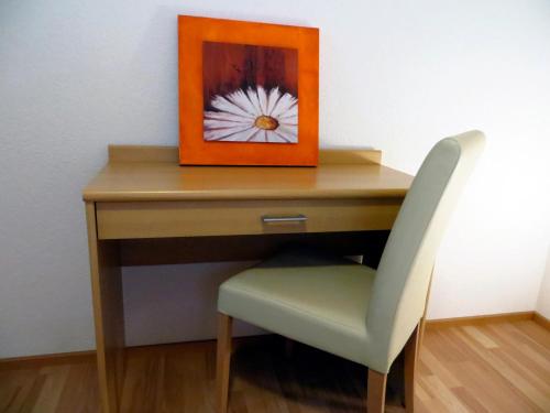 a desk with a chair and a picture on it at Haus Matt in Laterns
