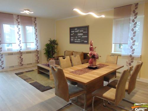 ein Esszimmer mit einem Tisch und einem Sofa in der Unterkunft Ferienwohnung "Ernst 1" in Gelenau