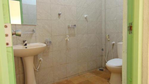 een badkamer met een wastafel en een toilet bij Hotel Alas Garden in Trincomalee