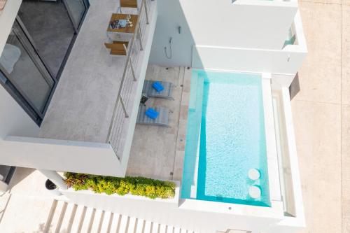vista sul soffitto di una piscina in un edificio di Villa Casa Bella - Private-Pool, Luxury Villa near Bangrak Beach a Ko Samui
