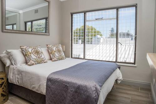 una camera con un letto e una grande finestra di Apartment Claudia a Stellenbosch