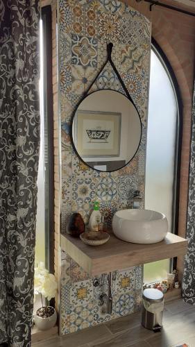 ポンサッコにあるAlice's room by Casolare Isabellaのバスルーム(洗面台、壁掛け鏡付)