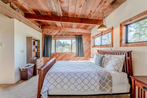 - une chambre avec un lit et un plafond en bois dans l'établissement Big Bay Cabin, à Eureka