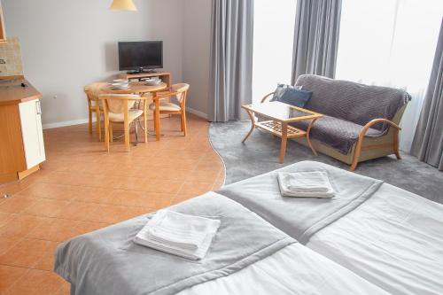 Televízia a/alebo spoločenská miestnosť v ubytovaní AL-DOM apartamenty Olymp Błękitna Laguna