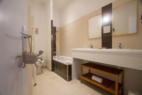 Koupelna v ubytování Hôtel Le Vert Bois