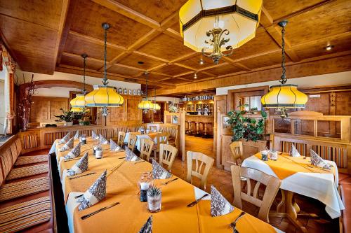 Un restaurant u otro lugar para comer en Hotel Gasthof zur Post