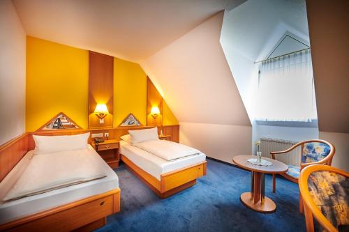 Tempat tidur dalam kamar di Hotel Gasthof zur Post