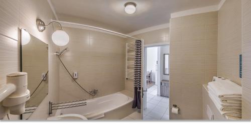 Ένα μπάνιο στο Prince Apartments