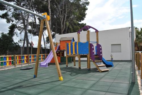 un parque infantil con un tobogán y un columpio en El Eden, en El Ejido