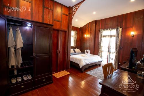 Giường trong phòng chung tại Baan Lhang Wangh บ้านหลังวัง