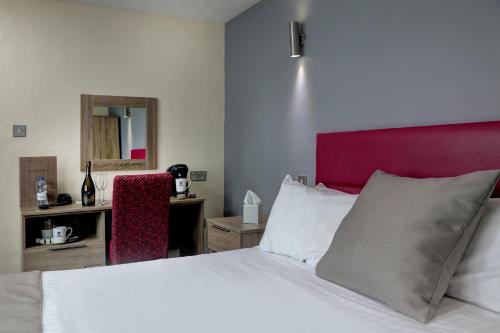 Кровать или кровати в номере Best Western Bolholt Country Park Hotel