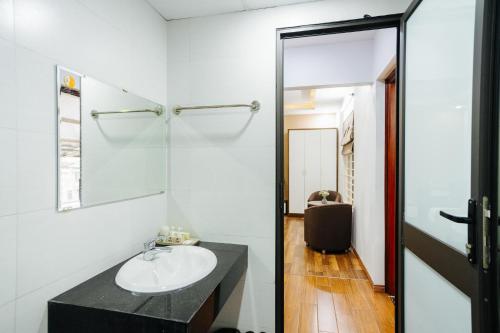 uma casa de banho com um lavatório e um espelho em Hana 1 Apartment & Hotel Bac Ninh em Bắc Ninh