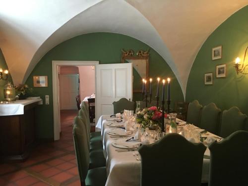 a dining room with a long table and green walls at Itha’s secret escape in Langschlag