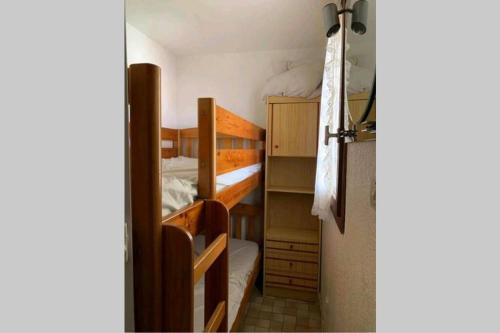 a room with two bunk beds in a room at Appartement Le Corail in Cap d'Agde