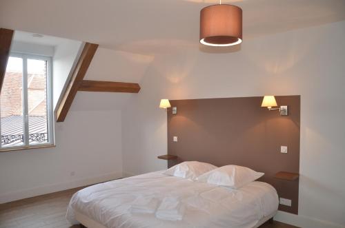 Giường trong phòng chung tại Auberge du Moulin à Vent, The Originals Relais (Relais du Silence)