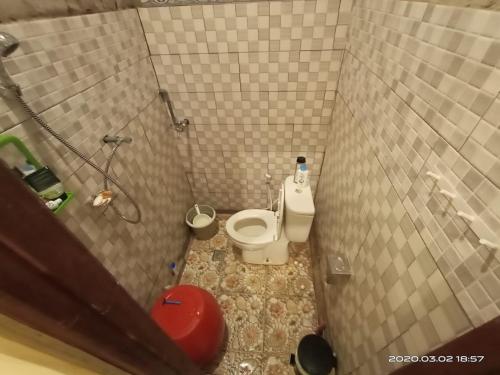 La petite salle de bains est pourvue d'une douche et de toilettes. dans l'établissement Hara Bali Eco Homestay, à Balian