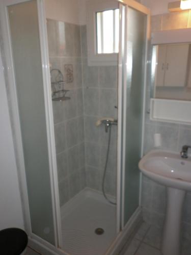 uma casa de banho com um chuveiro e um lavatório. em Villa climatisée 3 Pièces 100 m plage CAP D'AGDE em Cap d'Agde