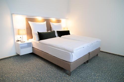 a bedroom with a large bed in a room at Amplidi Hotel Hannover in Hannover