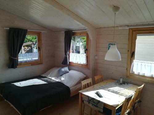 Un pat sau paturi într-o cameră la Domki Letniskowe REJS