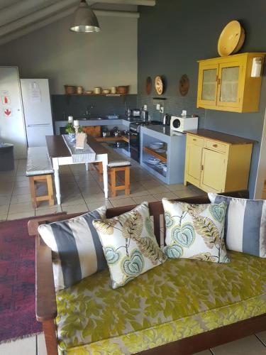 a living room with a couch and a kitchen at River Edge in Romansrivier
