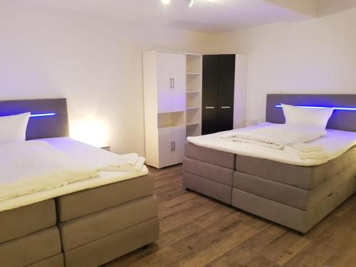 two beds sitting next to each other in a room at WH Boardinghouse in Papenburg