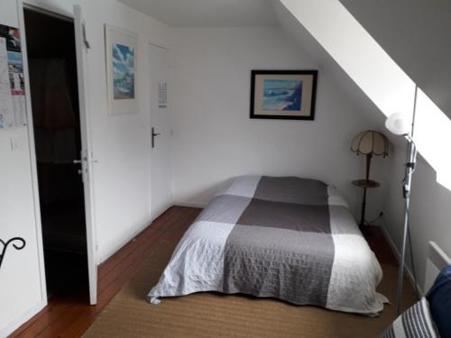 une chambre avec un lit dans une pièce blanche dans l'établissement Pen Hat, à Camaret-sur-Mer