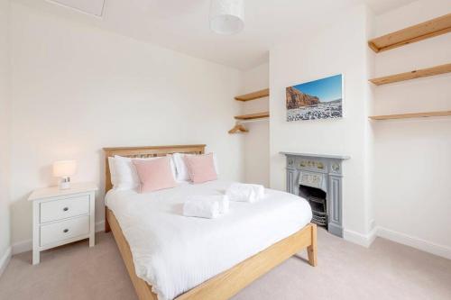 a bedroom with a bed and a fireplace at Spacious House - 2 Double Rooms - Street Parking - Garden in Bath