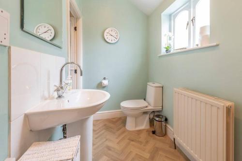 Gallery image of Spacious House - 2 Double Rooms - Street Parking - Garden in Bath