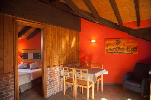 een kamer met een tafel en een bed en een slaapkamer bij Los Picos in Porrúa